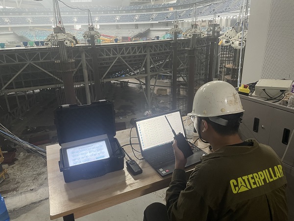 16時(shí),專用電路劉菁昊在廈門(mén)項(xiàng)目現(xiàn)場(chǎng)暴雨等惡劣條件下,經(jīng)歷三天近60小時(shí)將水平看臺(tái)試驗(yàn)段下放成功。.jpg 16時(shí),專用電路劉菁昊在廈門(mén)項(xiàng)目現(xiàn)場(chǎng)暴雨等惡劣條件下,經(jīng)歷三天近60小時(shí)將水平看臺(tái)試驗(yàn)段下放成功。.jpg