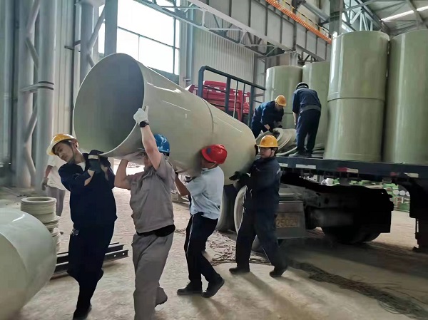 8時(shí),冶金事業(yè)部王思遠(yuǎn)帶隊(duì)的唐山脫脂線機(jī)組協(xié)助甲方和廠家卸貨。.jpg 8時(shí),冶金事業(yè)部王思遠(yuǎn)帶隊(duì)的唐山脫脂線機(jī)組協(xié)助甲方和廠家卸貨。.jpg