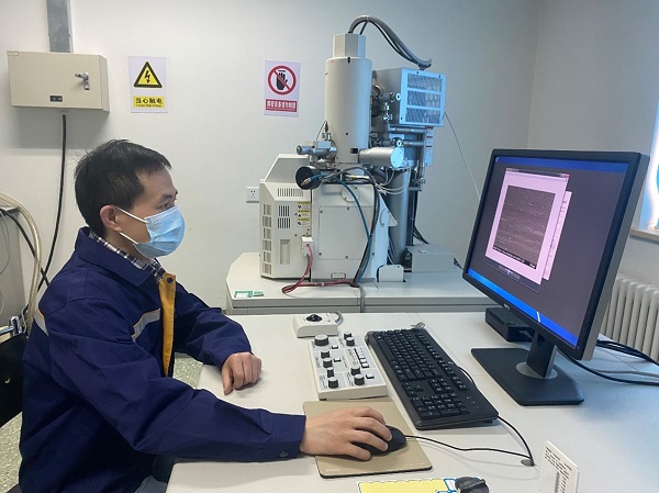 10時(shí),電物理事業(yè)部楊文軍對(duì)軸承表面改性處理后進(jìn)行檢測(cè)分析。.jpg 10時(shí),電物理事業(yè)部楊文軍對(duì)軸承表面改性處理后進(jìn)行檢測(cè)分析。.jpg