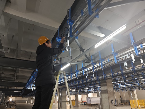 6. 浙江杭州,北自科技陳凱在化纖懸掛線項目上檢查電氣線路.jpg 6. 浙江杭州,北自科技陳凱在化纖懸掛線項目上檢查電氣線路.jpg