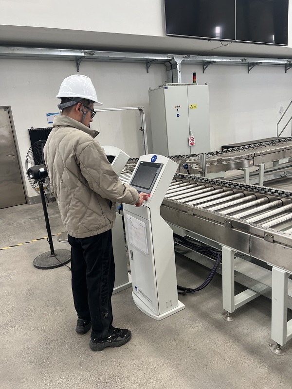 8. 江蘇常州,北自藍邦周褚飛在操作輻照設備.jpg 8. 江蘇常州,北自藍邦周褚飛在操作輻照設備.jpg