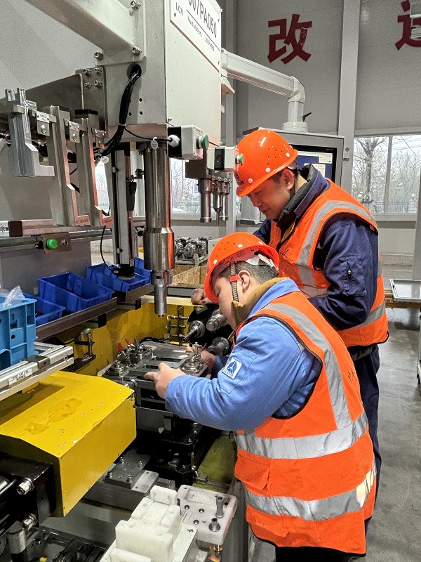 2. 浙江嘉興,智能裝配事業部陶東凱、韓冰華在AMT變速箱柔性生產線項目現場調試.jpg 2. 浙江嘉興,智能裝配事業部陶東凱、韓冰華在AMT變速箱柔性生產線項目現場調試.jpg
