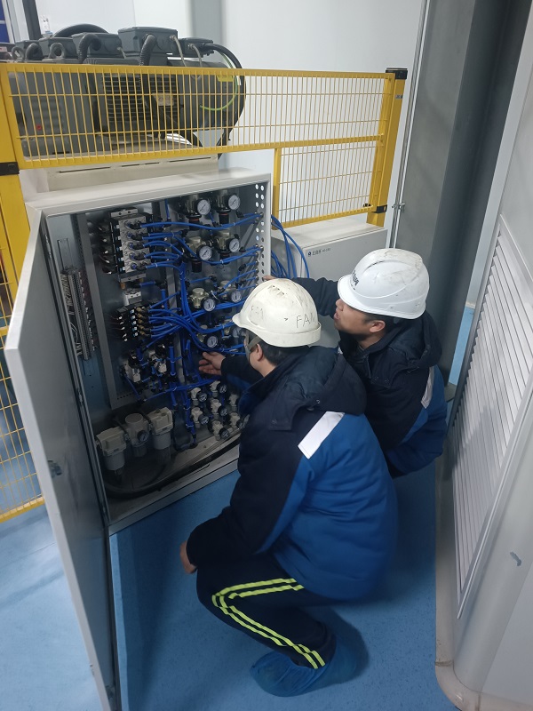 1. 天津,自控事業部竇增濤、趙強磊正在BOPA成套裝置及服務采購項目上進行調試.jpg 1. 天津,自控事業部竇增濤、趙強磊正在BOPA成套裝置及服務采購項目上進行調試.jpg