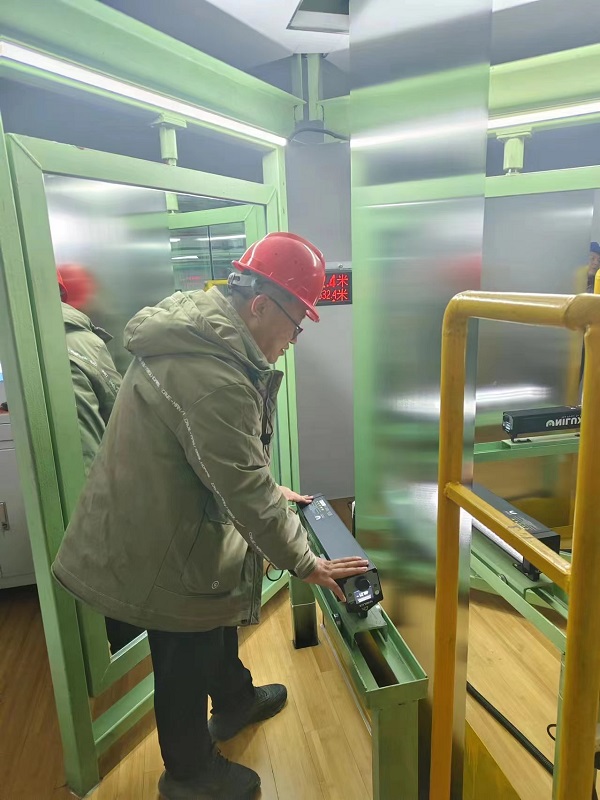 4. 山東臨清,冶金事業部劉波正在檢查帶鋼表面質量.jpg 4. 山東臨清,冶金事業部劉波正在檢查帶鋼表面質量.jpg