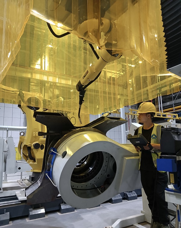 5. 山西太原,機器人事業部趙海如在挖焊接生產線上進行焊接工藝調試.jpg 5. 山西太原,機器人事業部趙海如在挖焊接生產線上進行焊接工藝調試.jpg